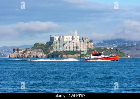 Isola di Alcatraz dal molo 39, Baia di San Francisco, San Francisco, California, Stati Uniti d'America Foto Stock