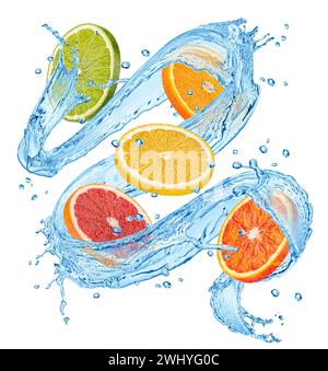 Le fette di agrumi si mescolano con spruzzi d'acqua isolati su sfondo bianco Foto Stock