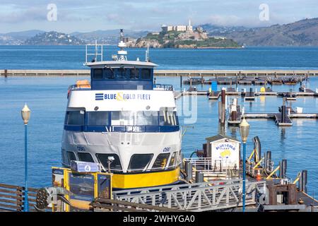 Traghetto Blue & Gold con Alcatraz Island dietro, Pier 39, Fisherman's Wharf District, San Francisco, California, Stati Uniti Foto Stock