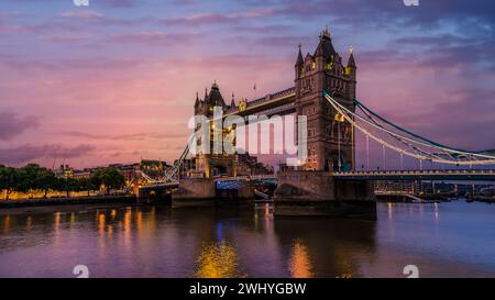 Alba sul London Tower Bridge, alba con riflessi sull'acqua del Tamigi sul London Tower Bridge Foto Stock