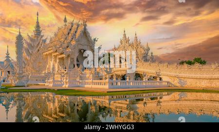 Tempio bianco Chiang Rai al tramonto, vista di Wat Rong Khun o Tempio bianco Chiang Rai, Thailandia Foto Stock