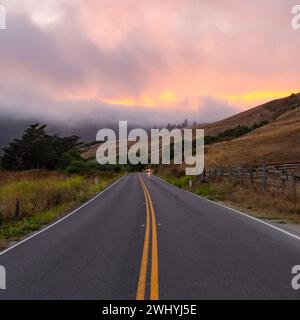 California settentrionale, Backcountry, querce, fienili abbandonati, paesaggi rurali, fascino di campagna, bellezza rustica, vecchie strutture, boschi di querce Foto Stock