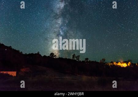 Via Lattea, Rising, Hills, Lago Sonoma, California settentrionale, cielo notturno, astronomia, astrofotografia Foto Stock