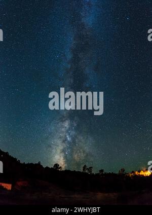 Via Lattea, Rising, Hills, Lago Sonoma, California settentrionale, cielo notturno, astronomia, astrofotografia Foto Stock