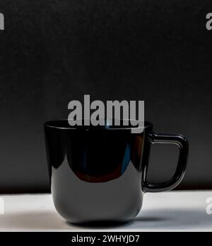 Tazza nera isolata su sfondo bianco e nero Foto Stock