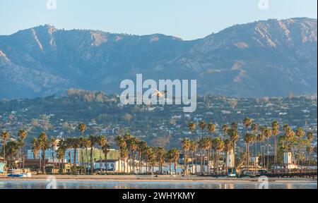 Porto di Santa Barbara, Breakwater, alba, scena costiera, ingresso al porto, luce mattutina, struttura Breakwater Foto Stock