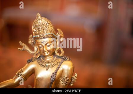 Classica, indiana, buddista, statua di bronzo, meditazione, ambiente caldo, sereno, arte religiosa, atmosfera tranquilla, spirituale, antico, Foto Stock