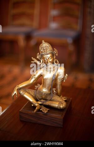 Classica, indiana, buddista, statua di bronzo, meditazione, ambiente caldo, sereno, arte religiosa, atmosfera tranquilla, spirituale, antico, Foto Stock