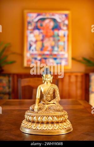 Classica, indiana, buddista, statua di bronzo, meditazione, ambiente caldo, sereno, arte religiosa, atmosfera tranquilla, spirituale, antico, Foto Stock