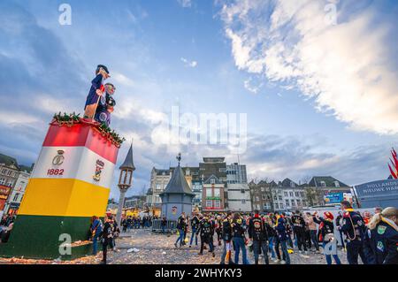 Visitatori e festaioli durante il Carnevale 2024 nel centro della città di Den Bosh. A causa del forte afflusso di visitatori quest'anno, il comune ha chiesto ai potenziali visitatori se potevano annullare la loro visita. Il Carnevale di Oeteldonk viene celebrato ufficialmente da domenica 11 febbraio a martedì 13 febbraio. 'S-Hertogenbosch poi cambia il suo nome in Oeteldonk per l'evento. Il Carnevale è un festival che è stato celebrato a Den Bosch per più di 550 anni e attira molti visitatori da fuori città. A causa del gran numero di disturbi verificatisi in passato e per garantire che tutto procedesse senza problemi Foto Stock