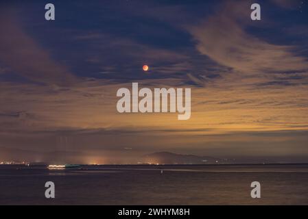 Blood Moon, Eclipse, porto di Santa Barbara, evento celebrale, fenomeno lunare, eclissi lunare, cielo notturno, evento astronomico, bellezza lunare, Foto Stock