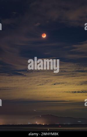 Blood Moon, Eclipse, porto di Santa Barbara, evento celebrale, fenomeno lunare, eclissi lunare, cielo notturno, evento astronomico, bellezza lunare, Foto Stock