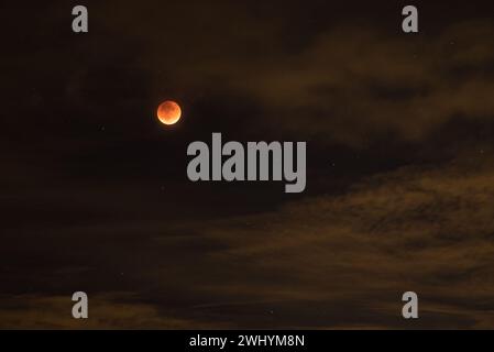 Blood Moon, Eclipse, porto di Santa Barbara, evento celebrale, fenomeno lunare, eclissi lunare, cielo notturno, evento astronomico, bellezza lunare, Foto Stock