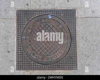 Una copertura di tombini nella città di Madrid, in Spagna Foto Stock