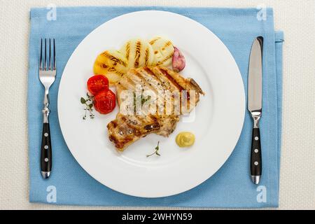 Succose costolette di maiale alla griglia con cipolla Foto Stock