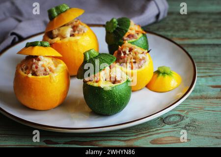 Round al forno zucchine ripiene di carne tritata, verdure e formaggio Foto Stock