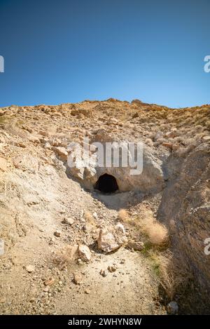 Esplorando, miniera d'oro abbandonata, Tecopa, Kingston Range, Death Valley, avventura nel deserto, rovine minerarie, struttura abbandonata, esplorazione del deserto, storia Foto Stock