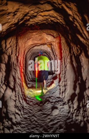 Esplorando, miniera d'oro abbandonata, Tecopa, Kingston Range, Death Valley, avventura nel deserto, rovine minerarie, struttura abbandonata, esplorazione del deserto, storia Foto Stock