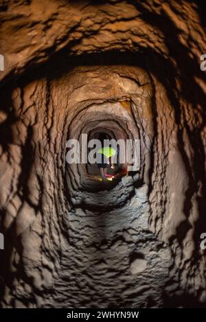 Esplorando, miniera d'oro abbandonata, Tecopa, Kingston Range, Death Valley, avventura nel deserto, rovine minerarie, struttura abbandonata, esplorazione del deserto, storia Foto Stock