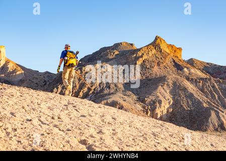 Escursionista, deserto, Valle della morte, tramonto, China Ranch, Tecopa, California, esperto, avventura, ben attrezzato Foto Stock