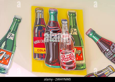 Cartelli pubblicitari per i colas classici in Lori's American Diner, Sutter Street, San Francisco, California, Stati Uniti Foto Stock