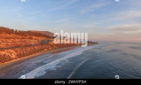 Aerial, Rincon Surf Spot, California meridionale, Perfect Waves, Surf, tramonto, Vista Oceano, bellezza costiera, pausa surf Foto Stock