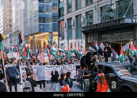 Toronto, Canada - 28 ottobre 2023: Guerra Israele-Hamas: Migliaia di persone prendono parte alla protesta pro-Palestina per chiedere un cessate il fuoco Foto Stock