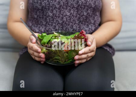 Donna asiatica in sovrappeso dieta perdita di peso mangiare fresco fresco fatta in casa concetto di alimentazione sana donna obesa con dieta di peso Foto Stock