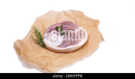 Fetta di manzo salata con spezie isolata su fondo bianco. Bistecca di manzo rotonda, fetta di coscia Foto Stock