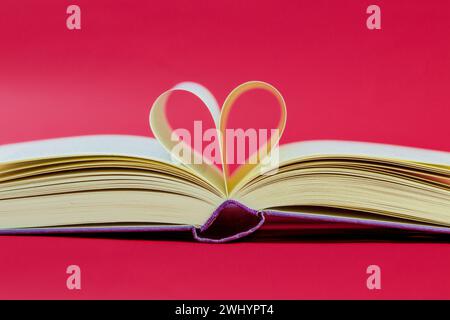 Pagine di un libro curvato a forma di cuore. Libro aperto, pagine a forma di cuore Foto Stock