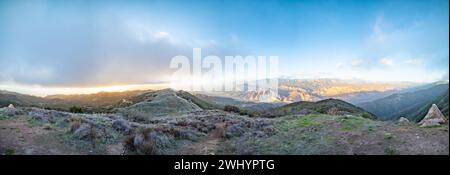 Whispy Fog, Sunset, Santa Barbara Mountains, Chaparral, Yucca, paesaggio, sognante, colori, atmosfera, Foggy, catena montuosa, eterea, panoramica Foto Stock