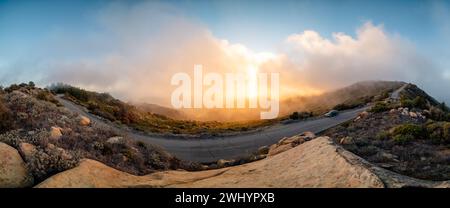 Whispy Fog, Sunset, Santa Barbara Mountains, Chaparral, Yucca, paesaggio, sognante, colori, atmosfera, Foggy, catena montuosa, eterea, panoramica Foto Stock
