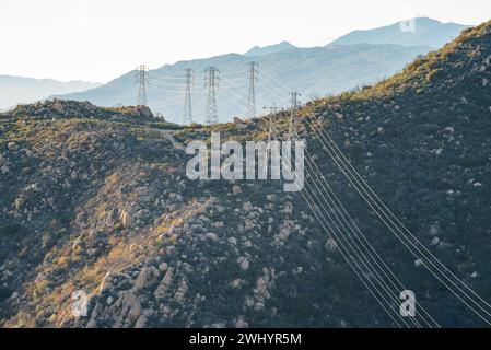 Alta tensione, linee elettriche, montagne, valli, Santa Barbara, California meridionale, linee di trasmissione, rete elettrica, infrastruttura Foto Stock