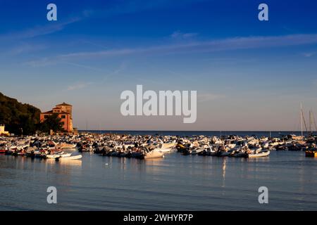 Foto del piccolo porto di Baratti in Toscana Foto Stock