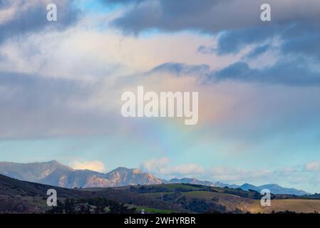 Arcobaleni, alte nuvole, cristalli di ghiaccio, montagne di Santa Barbara, fenomeni atmosferici, Sundog, Optical Effect, Meteo, Meteorologia Foto Stock