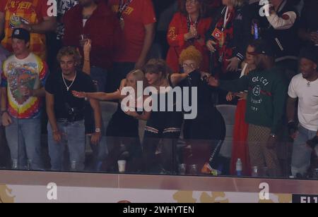 Taylor Swift e Ice Spice durante la partita di football NFL del Super Bowl 58 LVIII tra i San Francisco 49ers e i Kansas City Chiefs a Las Vegas NV l'11 febbraio 2024 Charles Baus/CSM. Foto Stock