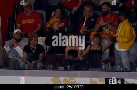 Taylor Swift e Ice Spice durante la partita di football NFL del Super Bowl 58 LVIII tra i San Francisco 49ers e i Kansas City Chiefs a Las Vegas NV l'11 febbraio 2024 Charles Baus/CSM. (Immagine di credito: © Charles Baus/Cal Sport Media) Foto Stock