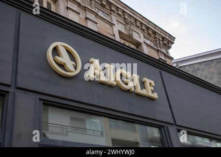 arcachon , Francia - 02 12 2024 : marchio del logo aigle e testo sulla catena di cartelli a parete della facciata del negozio nella via principale dello shopping Foto Stock