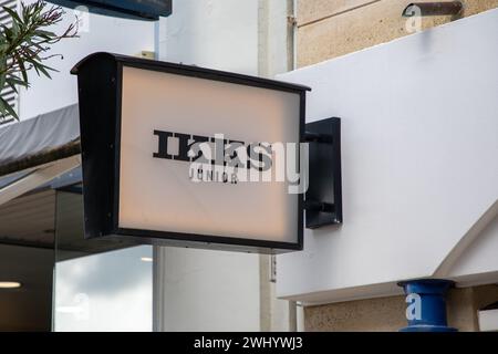 arcachon , Francia - 02 12 2024 : marchio Ikks junior text e logo logo sul fronte del negozio di facciate per bambini e catena di rivenditori di moda per ragazzi Foto Stock