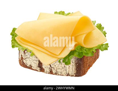 Fette di Gouda su pane di segale isolato su sfondo bianco Foto Stock