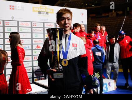 Torino, Italia. 11 febbraio 2024. Cheung Ka Long di Hong Kong posa per una foto con il trofeo dopo aver vinto la finale maschile del Gran Premio di scherma - Trofeo Inalpi 2024. (Foto di Nderim Kaceli/SOPA Images/Sipa USA) credito: SIPA USA/Alamy Live News Foto Stock