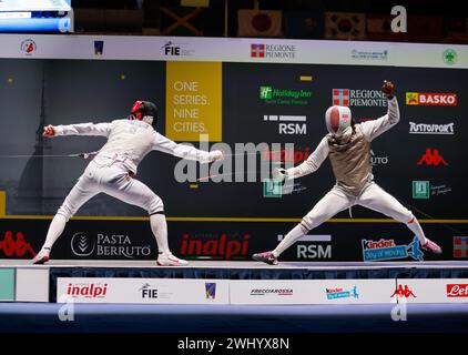 Torino, Italia. 11 febbraio 2024. Alexander Choupenitch della Repubblica Ceca (L) e Enzo Lefort della Francia durante la semifinale maschile del Gran Premio di scherma - Trofeo Inalpi 2024. Alexander Choupenitch della Repubblica Ceca ha vinto la finale Credit: SOPA Images Limited/Alamy Live News Foto Stock