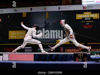 Torino, Italia. 11 febbraio 2024. Alexander Choupenitch della Repubblica Ceca (L) e Enzo Lefort della Francia in azione durante la semifinale maschile del Gran Premio di scherma - Trofeo Inalpi 2024. Alexander Choupenitch della Repubblica Ceca ha vinto la finale Credit: SOPA Images Limited/Alamy Live News Foto Stock