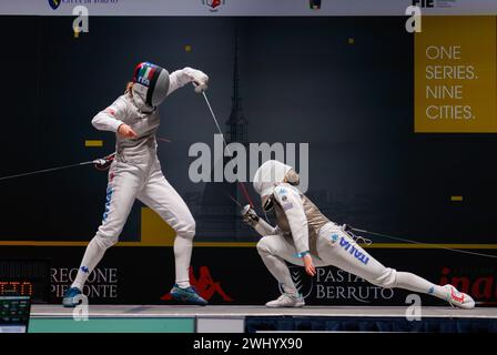 Torino, Italia. 11 febbraio 2024. Martina Favaretto d'Italia (R) e Arianna Errigo (L) in azione durante la semifinale femminile del Gran Premio di scherma - Trofeo Inalpi 2024. L'italiana Martina Favaretto si è qualificata per la finale. Credito: SOPA Images Limited/Alamy Live News Foto Stock