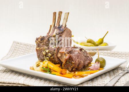 Griglia di agnello grigliata con carote e aglio Foto Stock