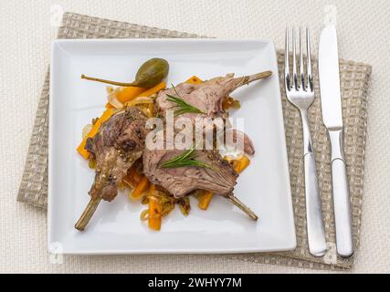 Griglia di agnello grigliata con carote e capperi Foto Stock