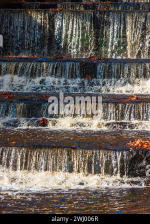 Diverse piccole cascate sui gradini di granito della diga di Hopkinton. Hopkinton State Park, Massachusetts, Stati Uniti Foto Stock