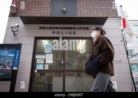 Yokohama, Giappone. 11 febbraio 2024. Una persona cammina davanti alla cabina della polizia giapponese conosciuta anche come "Koban" a Kannai, Yokohama. Credito: SOPA Images Limited/Alamy Live News Foto Stock