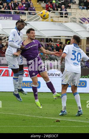 Firenze, Italia. 11 febbraio 2024. Andrea Belotti dell'ACF Fiorentina e Caleb Okoli di Frosinone, si battono per il pallone durante la partita di serie A italiana tra l'ACF Fiorentina e il Frosinone, l'11 febbraio 2024 allo stadio Artemio-Franchi di Firenze. Credito: Agenzia fotografica indipendente/Alamy Live News Foto Stock