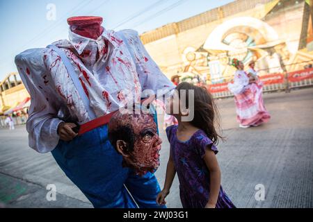 Una giovane ragazza guarda i costumi della sfilata di carnevale il Carnevale di Barranquilla è uno dei più importanti festival folcloristici della Colombia, anche uno dei carnevali più noti in America Latina e un patrimonio culturale immateriale dell'umanità proclamato dall'UNESCO nel 2003. È un insieme di culture, native, africane e spagnole che si riflette nelle danze, nelle maschere, nei carri allegorici, nei vestiti e nella musica. Attrae turisti da tutto il mondo e l'attenzione dei media internazionali. (Foto di Antonio Cascio/SOPA Images/Sipa USA) Foto Stock